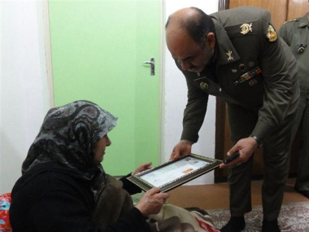 دیدار فرمانده لشکر ۳۰ گرگان باخانواده های شهدا در روستای النگ+تصاویر