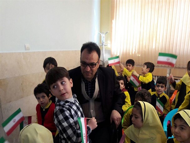 جشن انقلاب کودکان یک پیش دبستانی با آقای شهردار+عکس