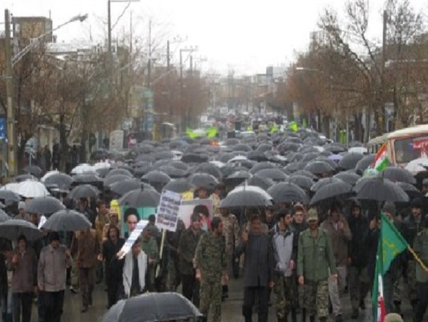 جشن انقلاب همراه با نورافشانی و طنین نوای الله اکبر در میدان استقلال فریدونشهر