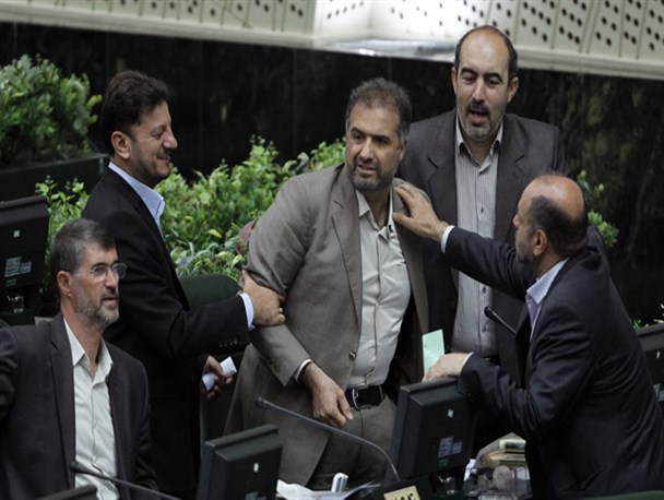 نمایشی دیگر از انتقاد ناپذیری نماینده ای که با رای مردم بر کرسی نشسته است