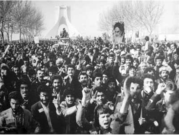 انقلاب ۵۷ نماد صبر مردمی صبور است که با شاخه گل بر اسلحه و تانک پیروز شدند