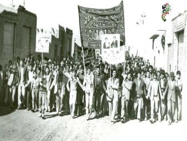 تسخیر اولین پاسگاه ژاندارمری کشور در کمیجان/فریاد پیروزی انقلاب پیام امنیت برای شهر شد+عکس