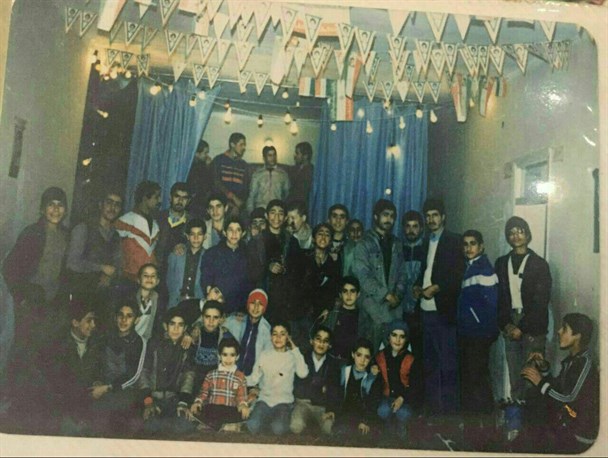 عکسی از سی نفر دهه پنجاهی در یک قالب عکس جشن فجر انقلاب