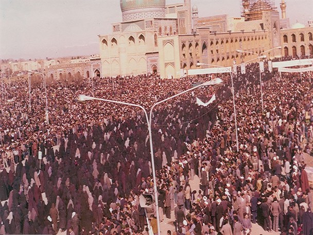 21 بهمن 57؛ حضور هزاران نفر از مردم مشهد درمراسم بزرگداشت علی شریعتی