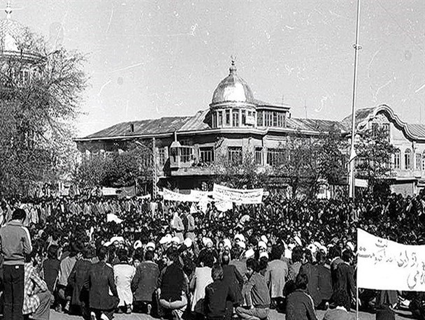 همدان اولین شهری بود که در آن مجسمه شاه پایین کشیده شد/13بهمن سال 57 اولین دیدار مردم همدان با امام (ره) بود