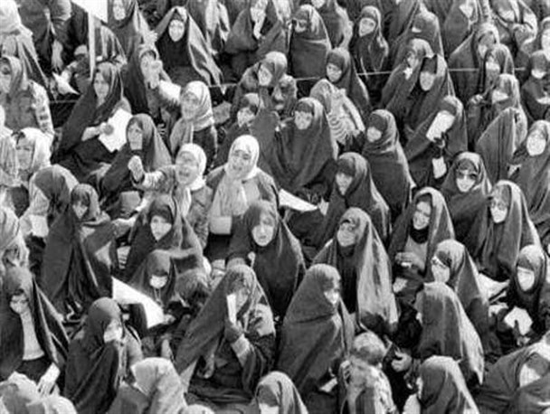 زنان یزدی در مقابل تانک‌های رژیم شاه دلیرانه تظاهرات می کردند