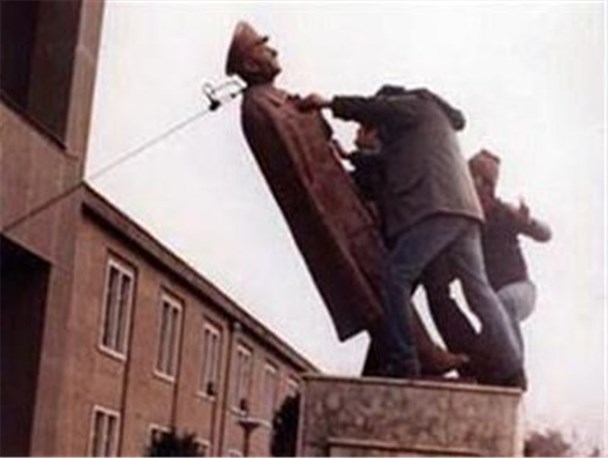 اخراج فرماندار به خاطر بالا کشیدن مجسمه شاه با زنجیر/نگهبانی دائمی از مجسمه شاه در اردکان!