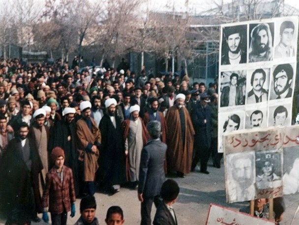 اولین جرقه های انقلاب از حوزه علمیه زده شد/ ناآگاه نگه داشتن مردم، بزرگترین جنایت پهلوی
