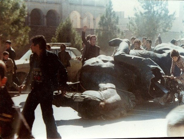 کرمان ۵۷؛ به زیر کشیدن مجسمه شاه توسط مردم