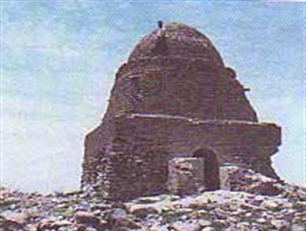 مقبره "شیدای نازار" در قله کوه شیدا
