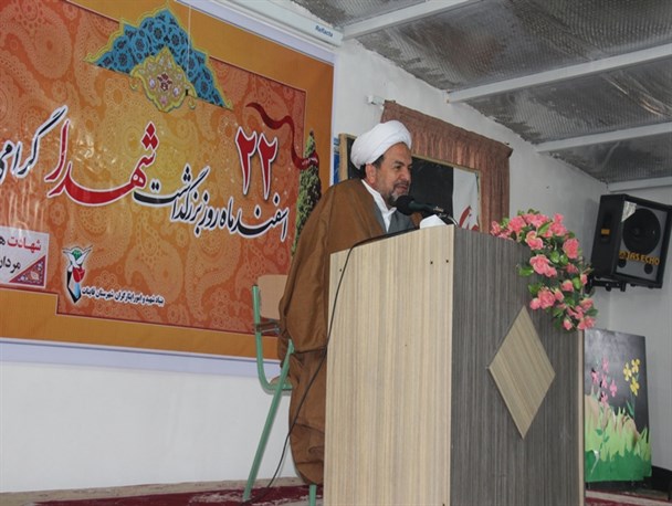 شهدا کسانی بودند که امروز جاودانه شدند وشما دانش آموزان باید از اینها الگو بگیرید