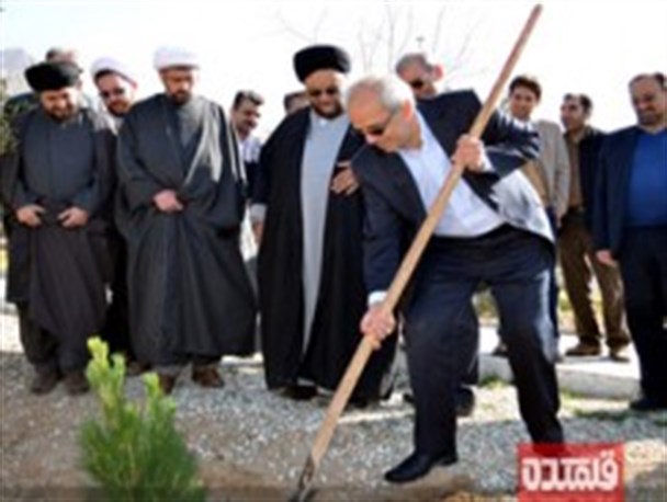 احیاء سنت درختکاری و غرس نهال در دانشگاه آزاد خمینی شهر
