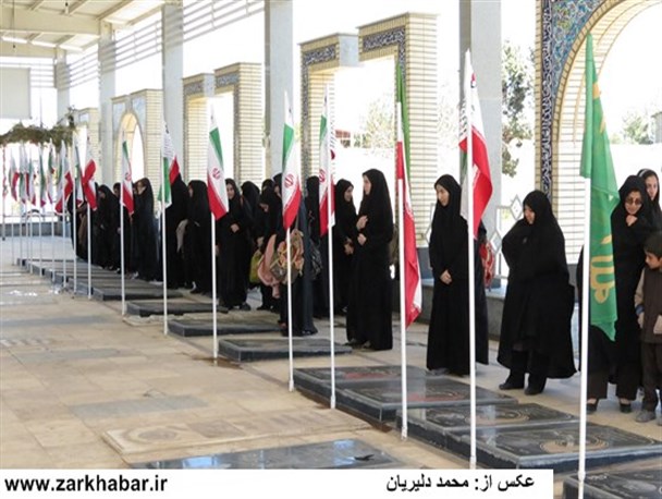 دانش آموزان دبیرستان فاطمیه مزار شهدای شهر زاویه را عطر افشانی کردند