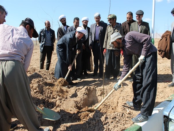 غرس 486 اصله نهال به یاد 486 شهید دفاع مقدس شهرستان فیروزکوه در دانشگاه آزاد اسلامی واحد فیروزکوه