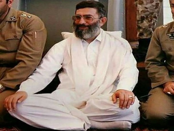 عکس کم تر دیده شده از رهبر معظم انقلاب با لباس بلوچی