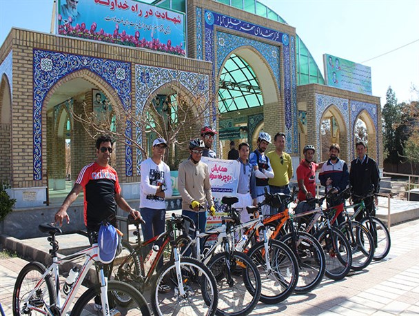 دوچرخه سواران خلیل آبادی مسیر کاشمر تا خلیل آباد را رکاب زدند+تصاویر