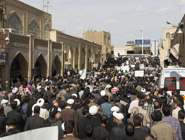 تصاویر/تجمع بزرگ مردم یزد در اعتراض به هنجارشکنی های اخیر