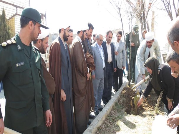 مراسم غبار روبی مزارشهدا و کاشت نهال به یاد 6 شهید جاوید الاثر دهگلان برگزارشد+ تصویر