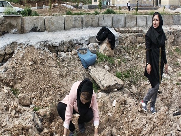 نهال کاری دانشجویان ممسنی در محوطه دانشگاه پیام نور