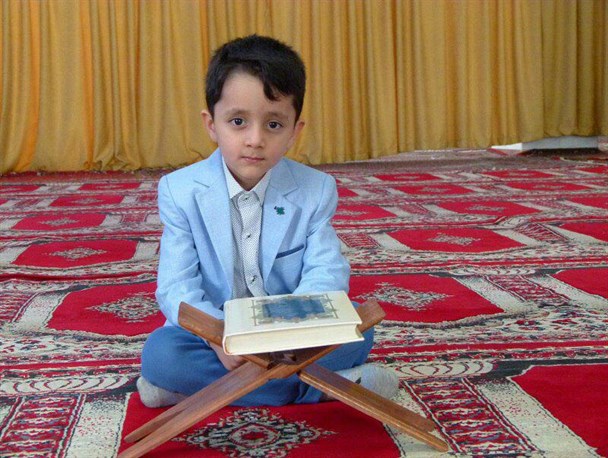 با ثبت نام امیرمحمد در کلاس های قرآنی بسیاری به ما خرده گرفتند/ قرآن تضمینی برای دنیا و آخرت است