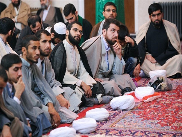 طلاب علوم دینی؛ مدافعان حریم فکر و اندیشه اهل بیت / برای رفع نیاز جهان تشیع به نیم میلیون طلبه پا به کار نیاز است