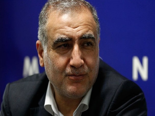 مجلس به زور آن 4 متخلف را از شورای شهر بیرون کرد/ مقامات استانی قصد داشتند بازداشتی‌ها را در شورا نگه دارند/ آخوندی با وعده‌ی ساخت جاده و فرودگاه نمایندگان را از استیضاح منصرف کرد