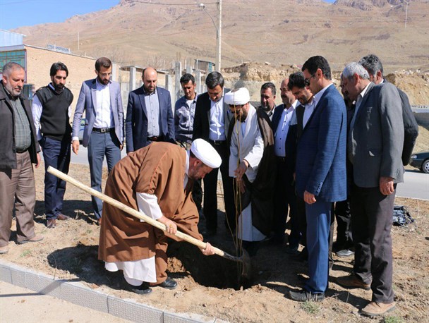 کاشت 100 اصله نهال همزمان با هفته منابع طبیعی در شهر باباحیدر
