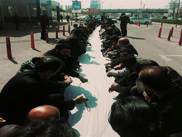 کارگران کنتورسازی سفره خالی مقابل استانداری قزوین پهن کردند