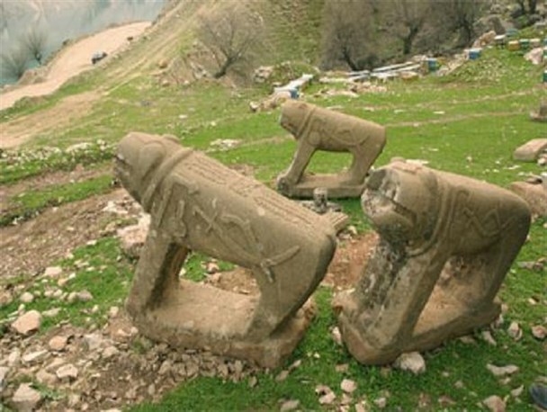 شیر سنگی کانون گردشگری پیرغار پیدا شد/سرقتی در کار نبوده