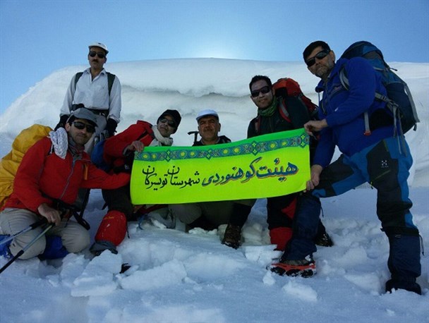 تصاویری دیدنی از صعود کوهنوردان تویسرکانی به پناهگاه و قله شاهنشین
