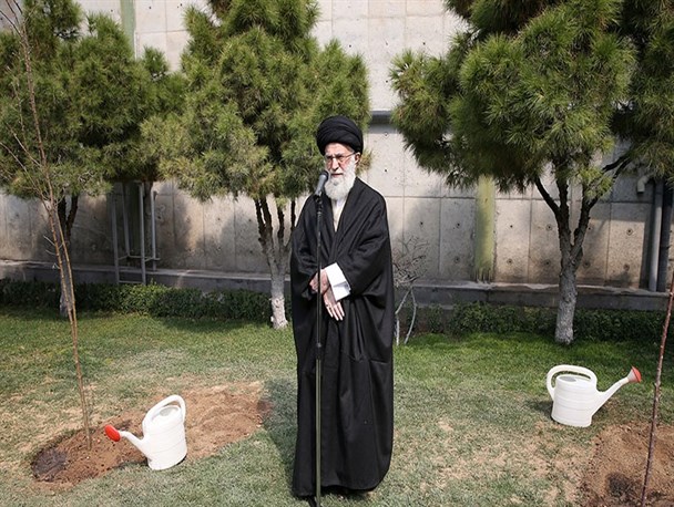 کاشت درخت میوه توسط رهبر انقلاب هشداری به واردات بی رویه میوه