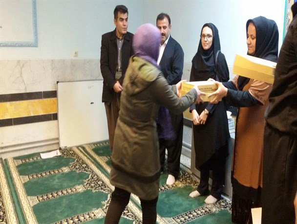 اهداء بسته های پوشاک به دانش آموزان بی بضاعت ثلاث باباجانی+ تصاویر