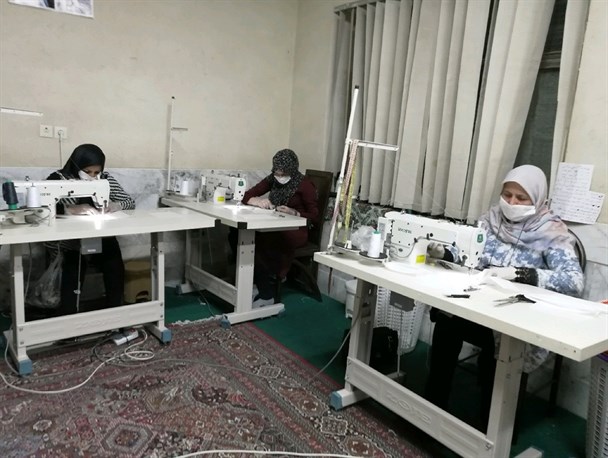 مددجویان کمیته امداد ایلام ماسک تولید می کنند