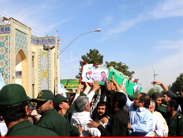 دشمن بداند حتی اشک ما را نخواهد دید / سنگ به شکم می بندیم ولی ذلت اسلام آمریکایی را نمی پذیریم