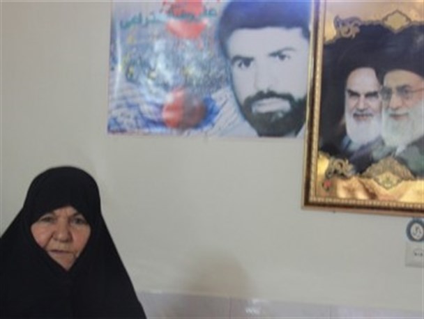 مادری که شهدای گمنام را به نیت فرزند خود زیارت می‌کند