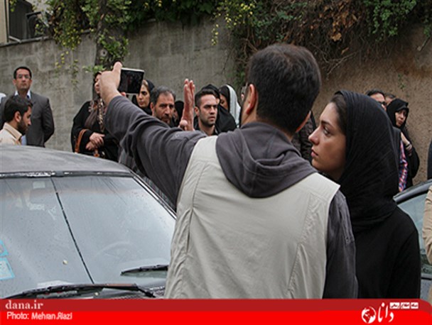 عکس خبری/سلفی امین زندگانی و الیکا عبدالرزاقی در تجمع مقابل سفارت عربستان