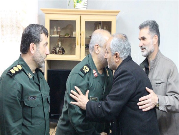 حضور فرمانده سپاه قدس گیلان در جمع خانواده شهید مدافع حرم "سعید مسافر"