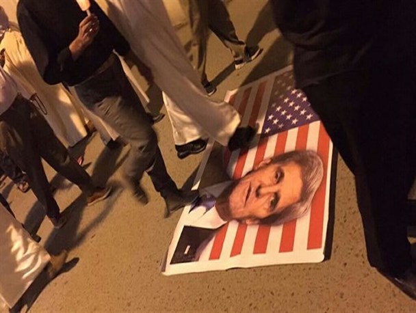 شهروندان بحرینی در تظاهرات خود پرچم آمریکا و تصویر وزیر خارجه آن را آتش زدند