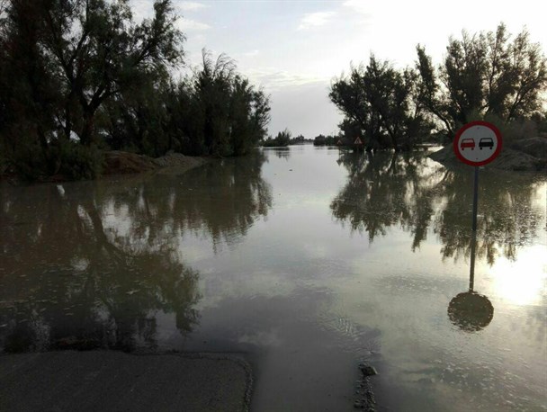 جاده مواصلاتی زابل به هیرمند ازمسیر بنجار،بی بی دوست در رود نیاتک مسدود شد