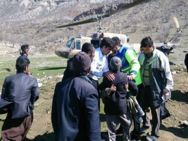 نجات پیرمرد 90 ساله در مناطق صعب‌العبور اردل توسط اورژانس هوایی