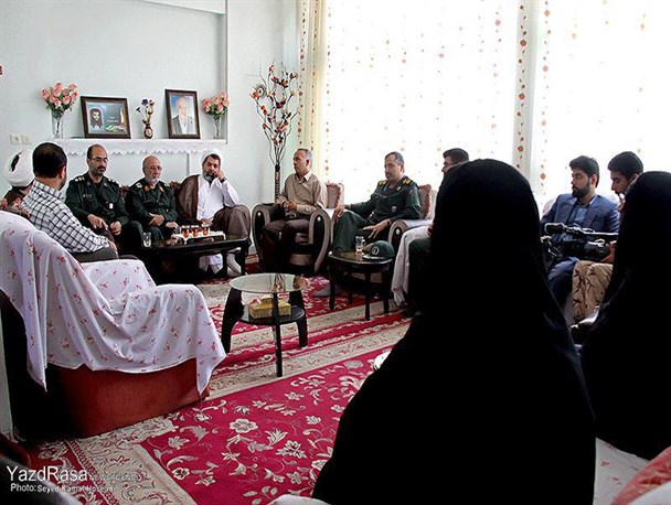 دیدار جمعی از مسئولان استان با خانواده شهید محمد منتظر قائم