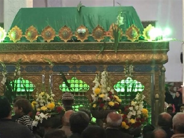 گلباران حرم مطهر امامزاده احمد (ع) تیران+ تصاویر