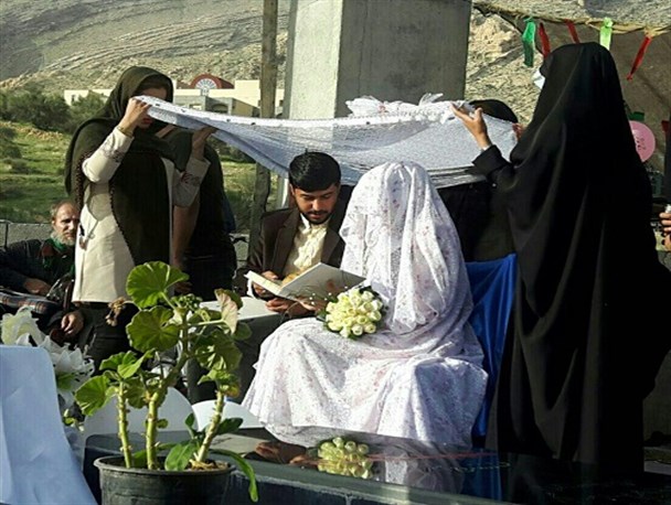 جشن عقد در کنار آرامگاه آسمانی ها+ تصاویر