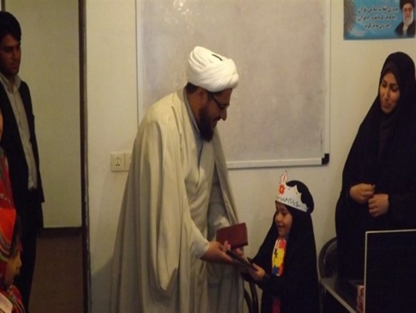 نوگلانی که از پدران زحمتکش خود با اهدای گل تقدیر کردند