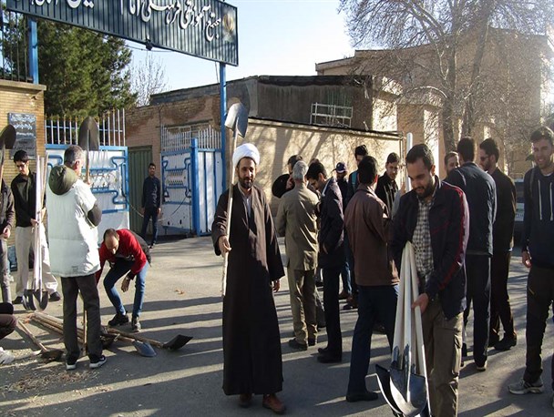 اعزام تیم های جهادی بسیج دانشجویی همدان به مناطق سیل زده پل دختر/میرویم تا همچون رزمنده های دفاع مقدس کاری جهادی انجام دهیم