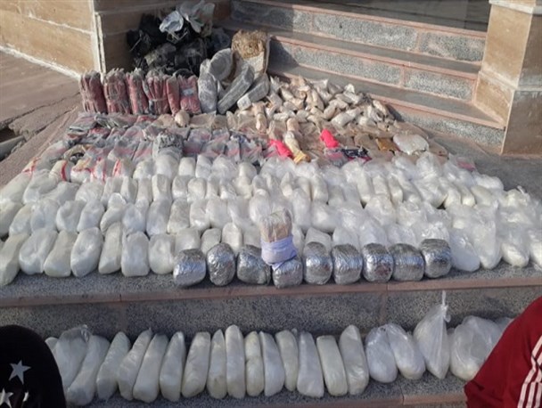 کشف محموله بزرگ مواد مخدر صنعتی در آب‌های جزیره بوموسی+عکس