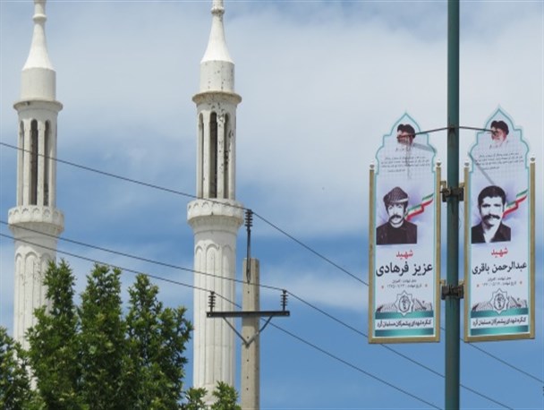 فضای شهر کامیاران با تابلوهای یادبود شهدا مزین شده است