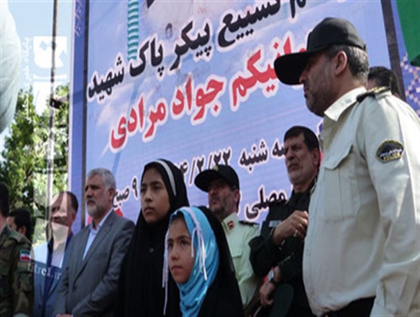 پیکر شهید نیروی انتظامی در کرج بر روی دوش همکارانش تشیع شد + عکس