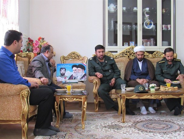 جمعی از کارکنان ناحیه شوط با خانواده سه شهید دیدار کردند+تصاویر