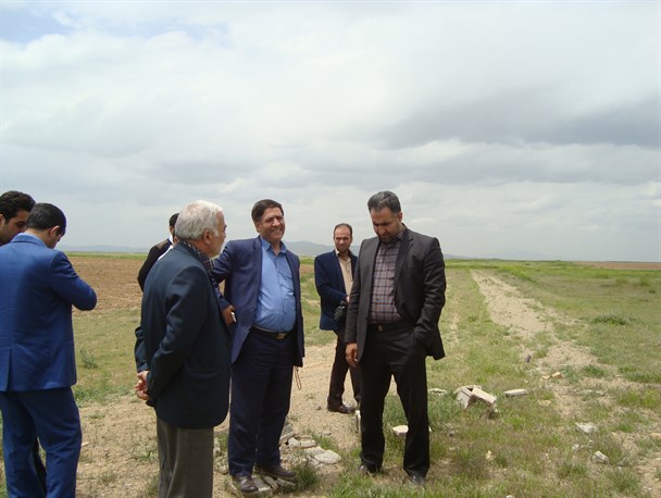 بازدید مسئولین کشوری جهاد کشاورزی و فرماندار از گلخانه ی روستای عمان
